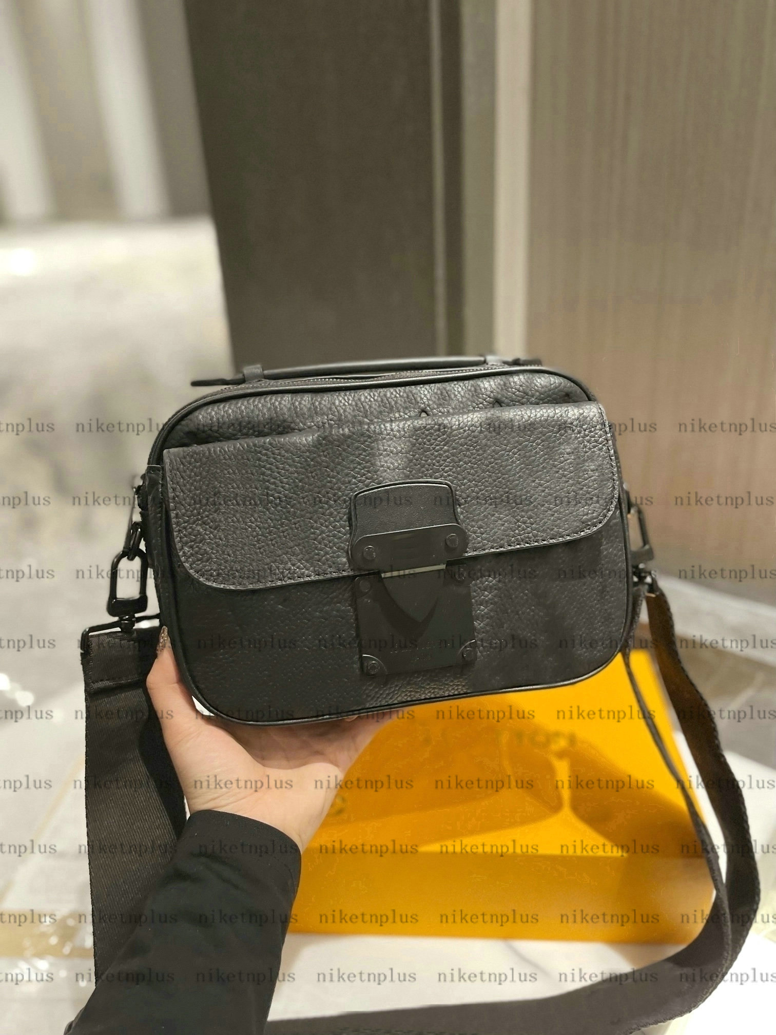 

S LOCK Mens Designer Messenger Bag Black Embossed Monograms Shoulder Courier Handbag Designers Luxurys Cross body Purse Wallets M45806 M45863 M58489, Dont sell it alone