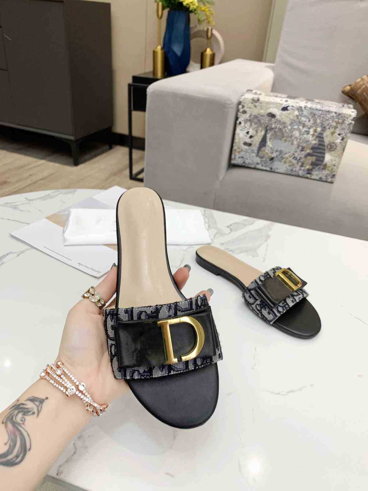 Luxe 2021 dernières femmes au début du printemps Voir les pantoufles occasionnelles importées de pantoufles de veau 34-41 Taille petite sandales