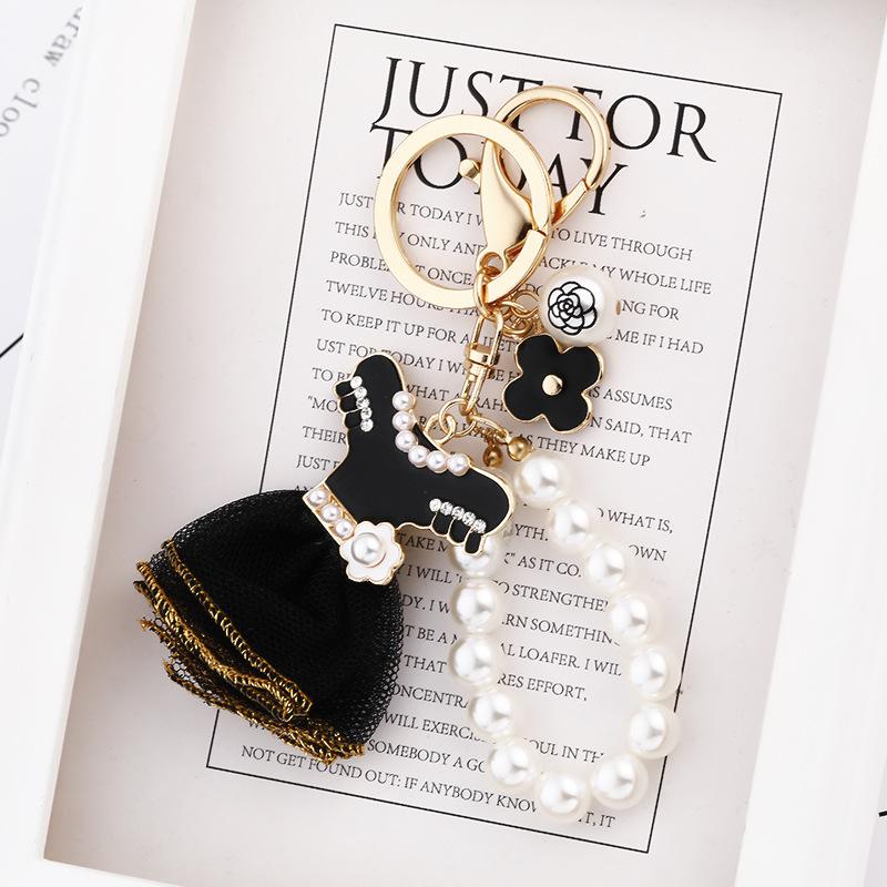 

Keychains 2022 Creative Black Skirt Pearl Key Chains Women Bag Charm Pendant Car Keyring Fashion Dress Design Ring Wholesale