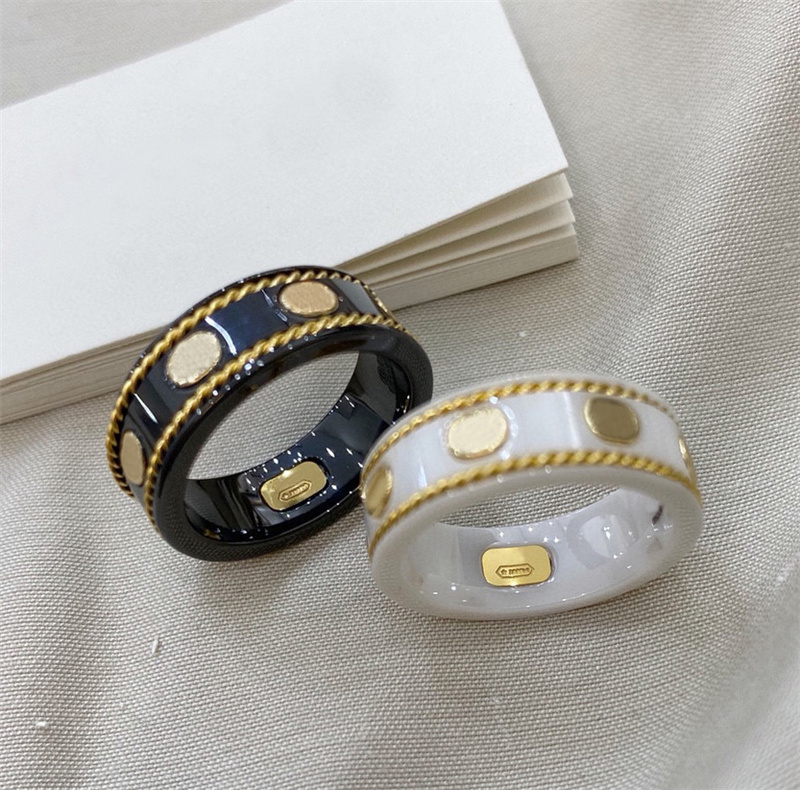 

Luxury Designer Fashion Mens Womens Rings Love Ring Black And White Ceram Brand Rings Couples Letters Print Designer Jewelry Size 6-11