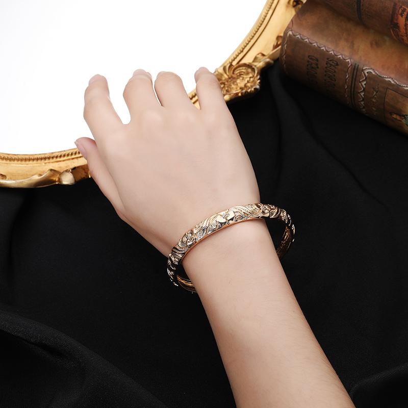 

Bangle Classic Round Pattern Design Zinc Alloy Bracelet Women's Wrist Jewelry