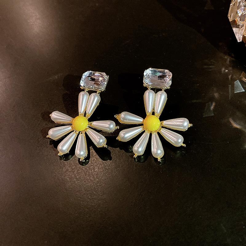 

Dangle & Chandelier Korean Fashion Yellow Pearl Flower For Women Girls Elegant Metal Crystal Pendants Party Jewelry Gifts