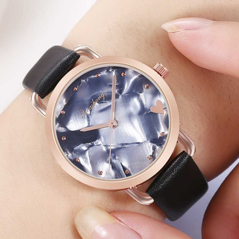 

Wristwatches Luxury Pink Heart Leather Strap Quartz Watch Fashion Ladies Watches For Women Black Bracelet Student Clocks Gift Montre Femme