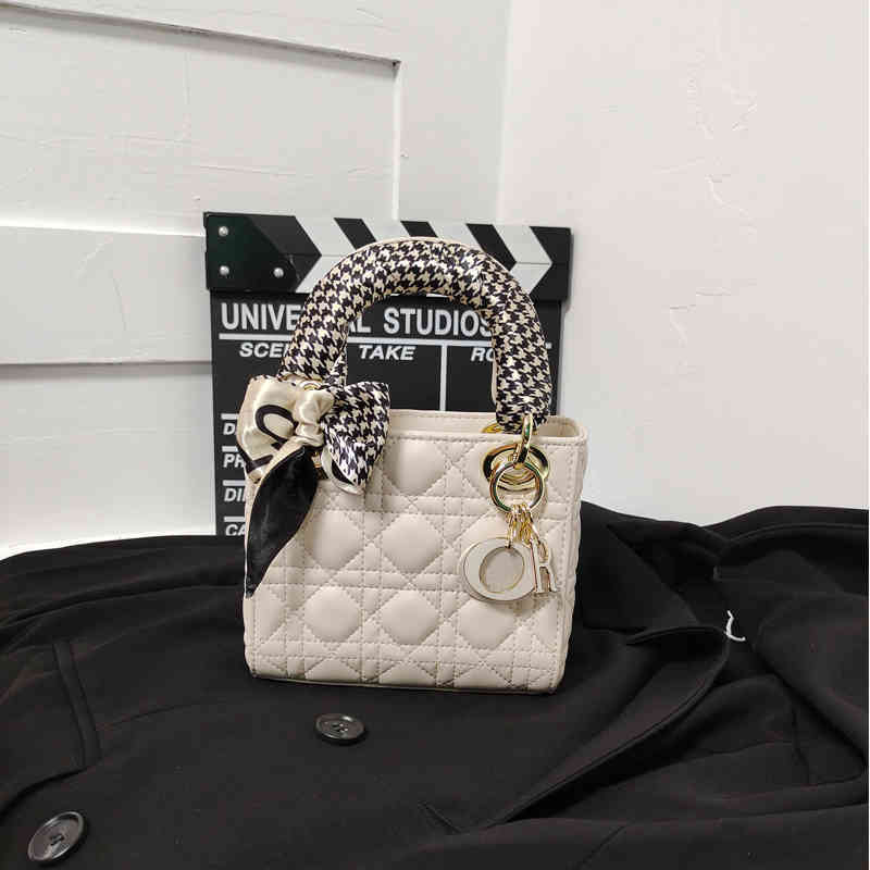 

Large-capacity Handbagsd Family's New Princess's Bag, Net Red, Versatile, Enamel Buckle, Small Sheepskin, One Shoulder, Cross Carry Chain Wo, White 3 grid