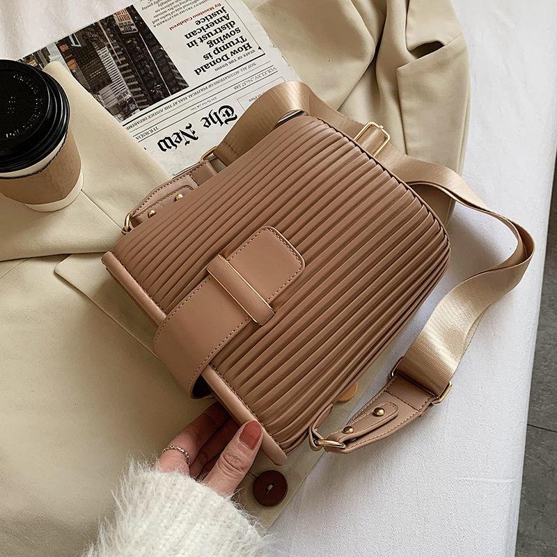 

High-quality air bag women's 2021 new trendy hundred sloping bag net red niche one-shoulder bucket, Black