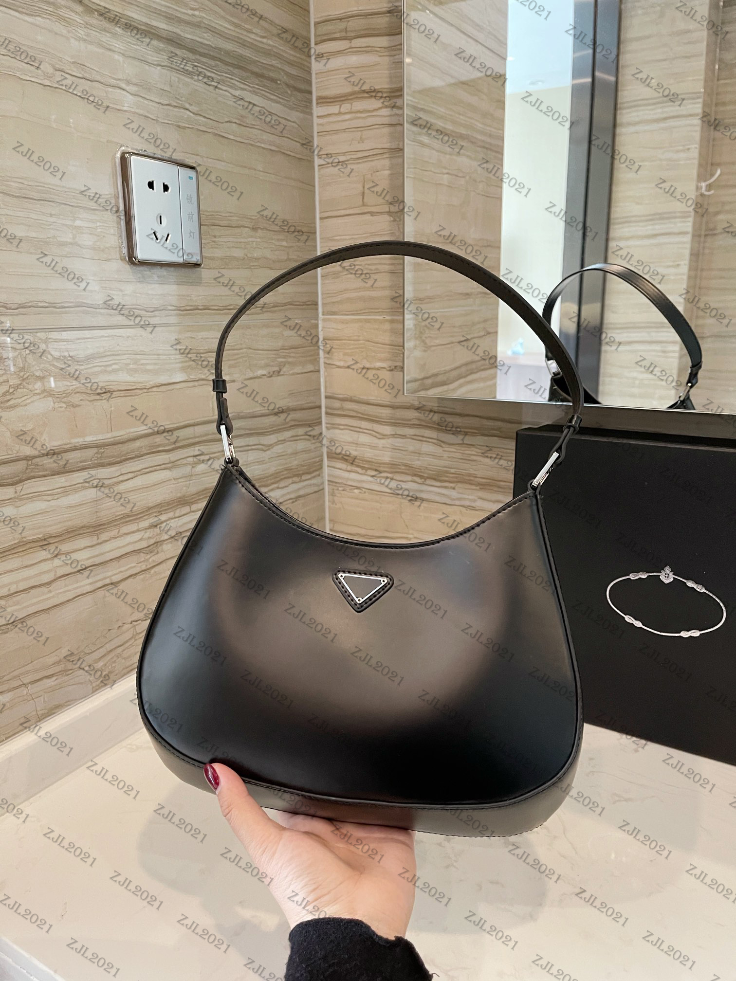 

Female Luxurys Designers Bags 2021 Spring/Summer Fanny Pack Fashion Crescent Metallic Silver Black/White Mint Green/Pink Magnetic Buckle sac