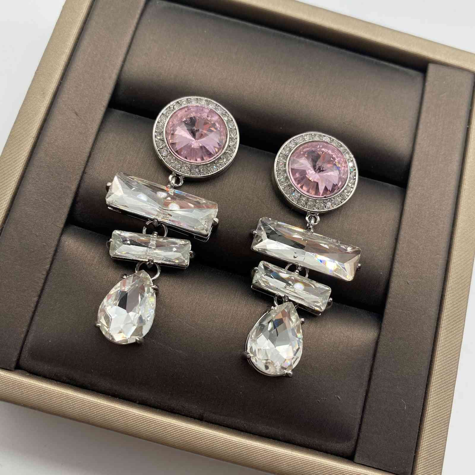 

Miu's early spring New Pink Rhinestone age reducing ins long earrings female Miss Designer's elegant Earrings accessories Black Friday