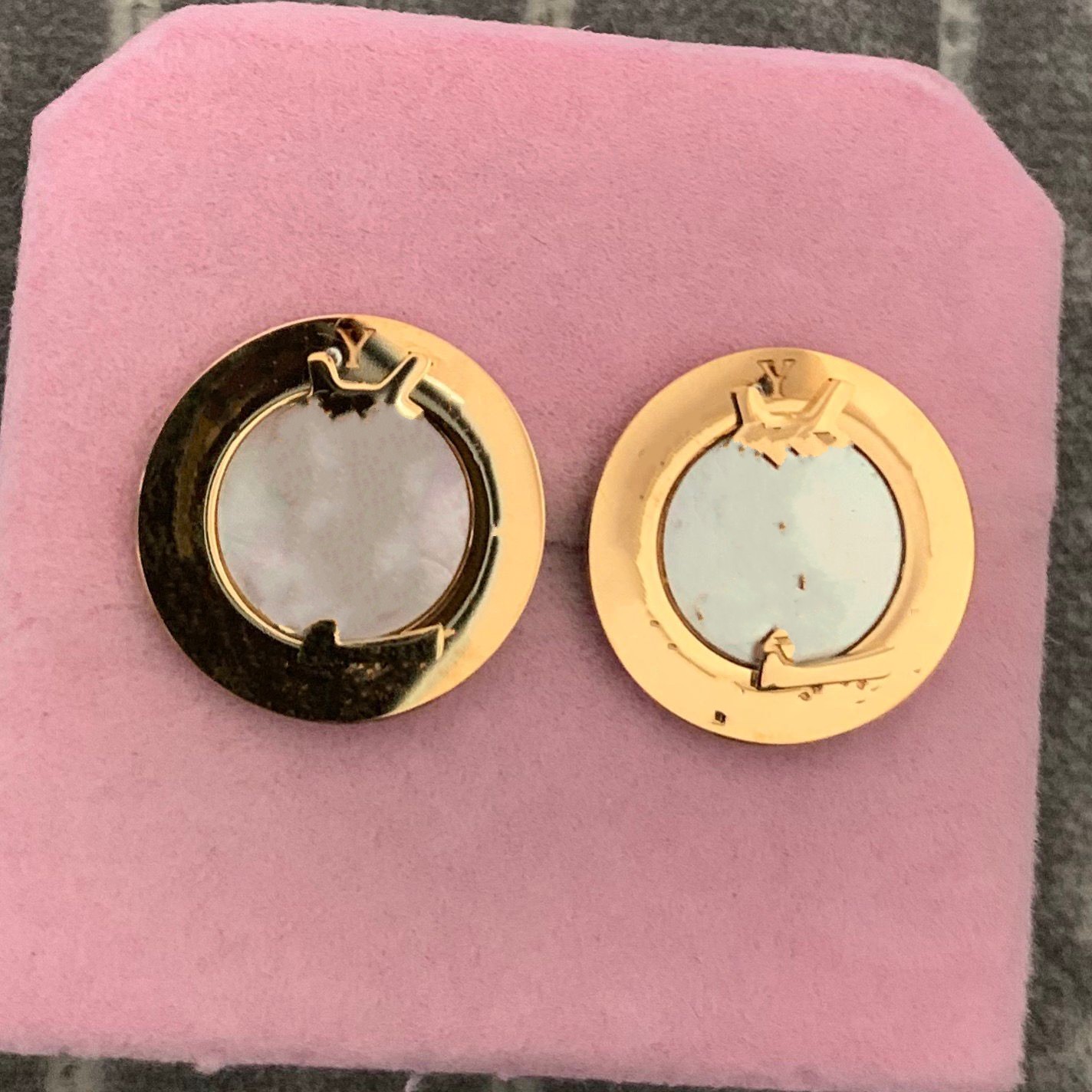 

2022 High Quality wholesale Fashion letter shell round stud 316L titanium steel 18K rose gold silver white black earrings for Women men lovers jewelry