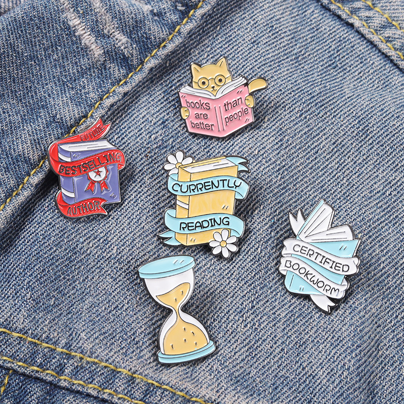 

Reading Book Cat Model Brooches Unisex Women Hourglass Letters Books Lapel Pins For Sweater Backpack Cowboy Clothes Badge Cartoon Alloy Enamel Accessories