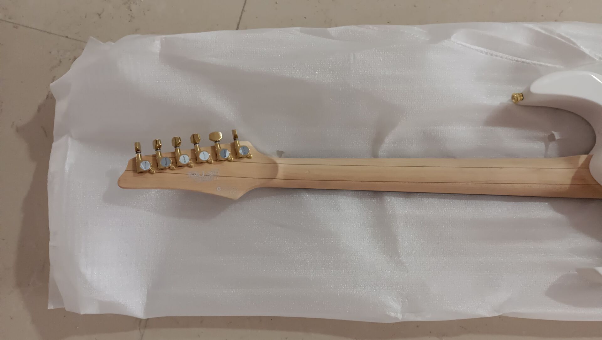 

China Made White 7V Guitar