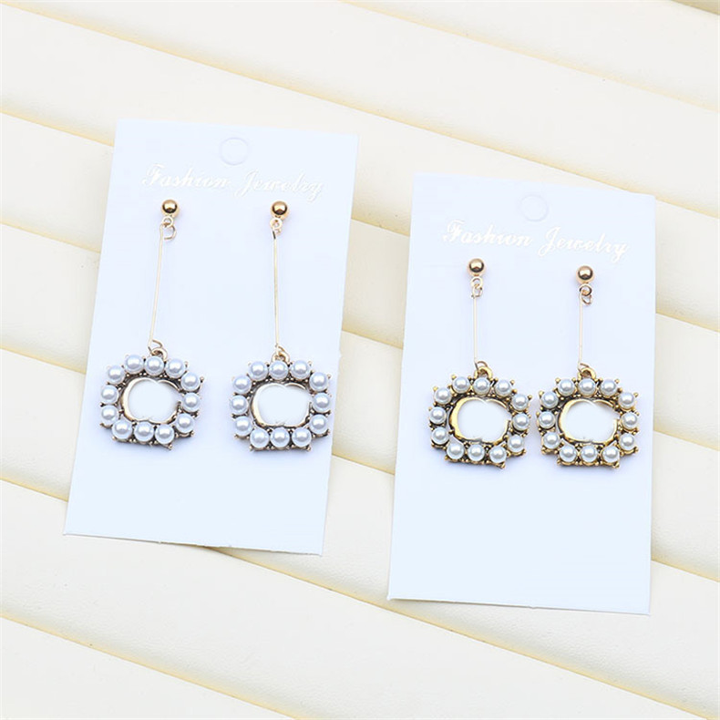 

Fashion Letter Earrings Personalized Creative Studs Pearl Circle Earrings All Match European American Earrings Women Gift