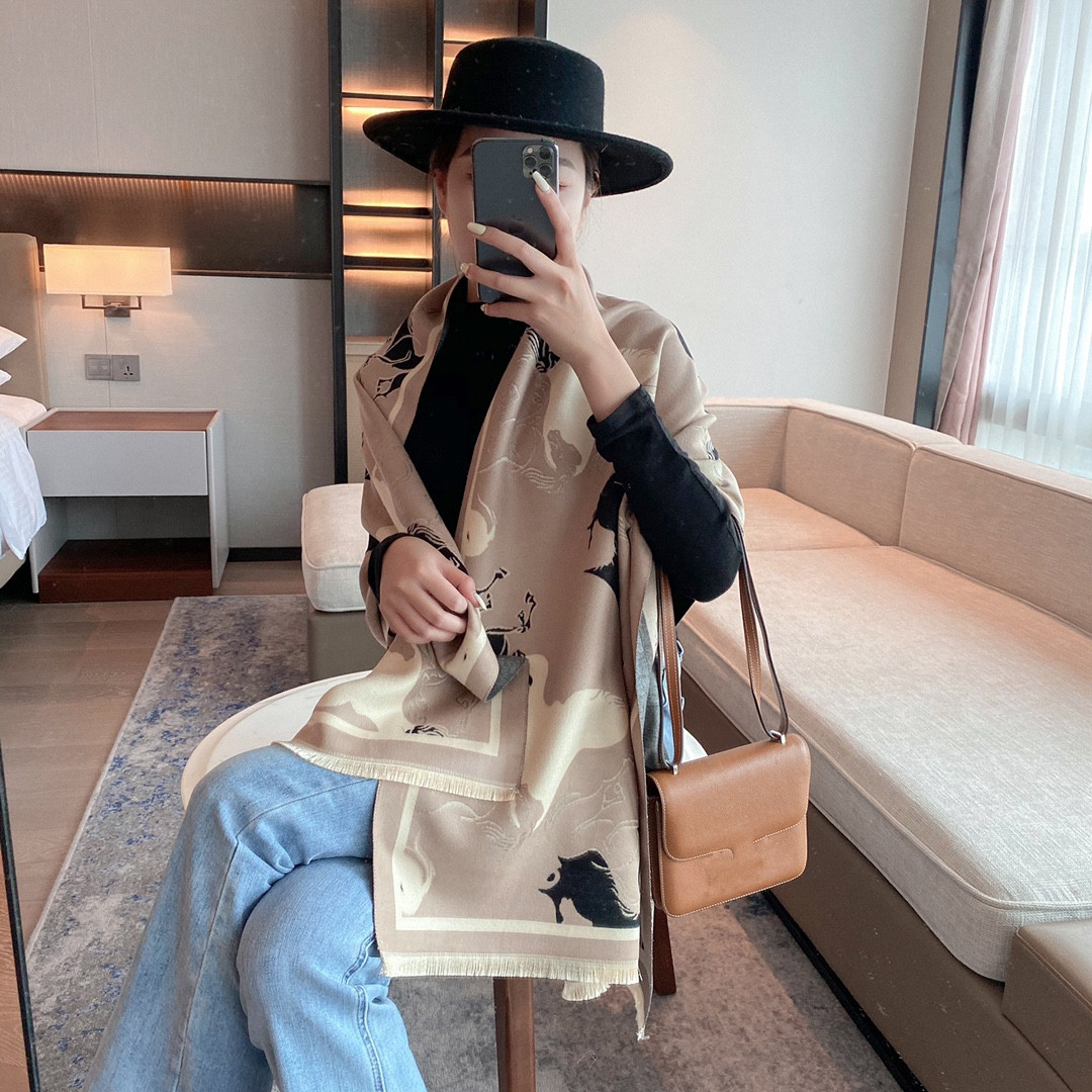 

The latest style of classic scarves in autumn and winter is fashionable, thickened, warm, high-end cashmere blended material soft lady scarf