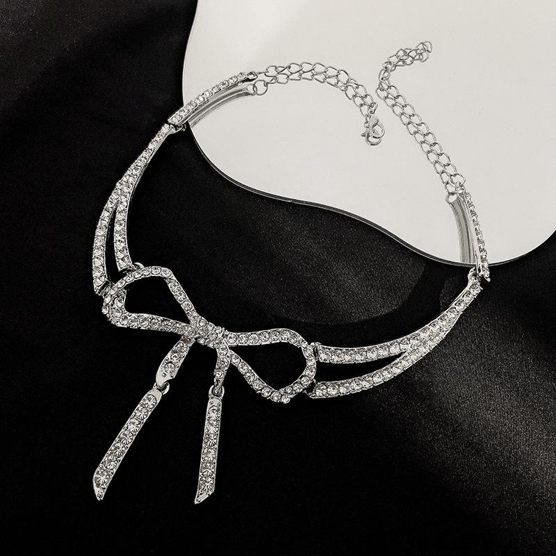 

Chokers 2021 Ladies Light Luxury Necklace Choker Bowknot With Shiny Crystal Short Clavicle Chain Dinner Jewelry Gift