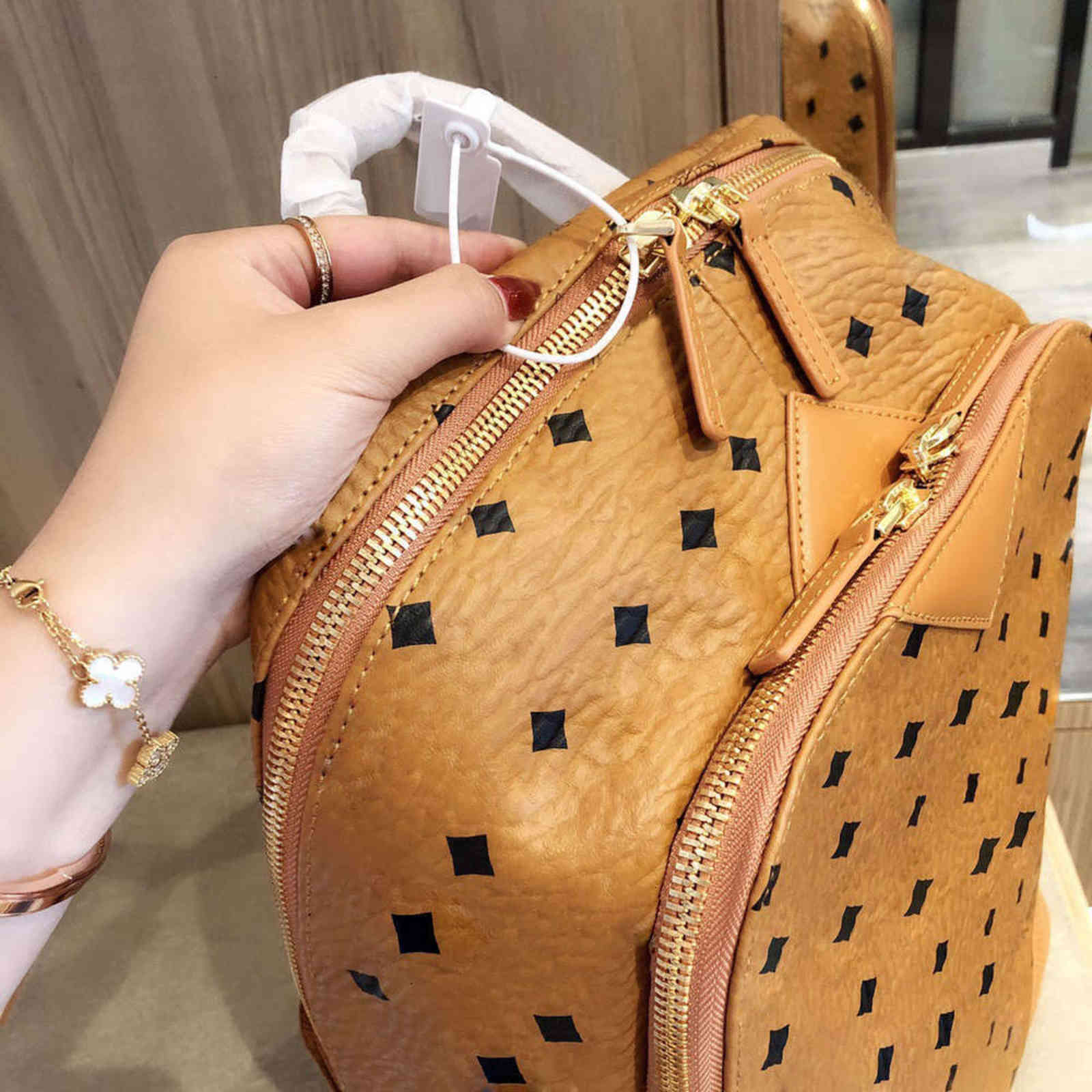 

5A+ Large capacity backpack female 2020 new tide of fashion joker ms leisure temperament classic satchel bag1th, Brown