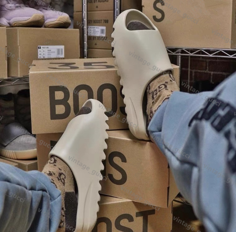 Adidas yeezy slide с рисунком
