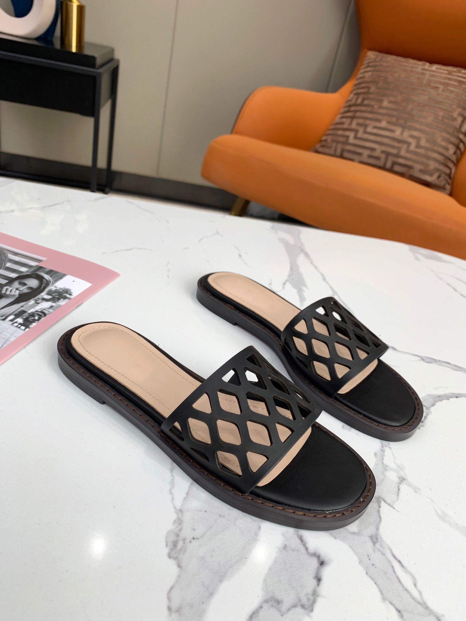 

Italy D-Trap sandals are designed with a hollow effect women summer flip flops big outdoor shoes size 35-41, Black