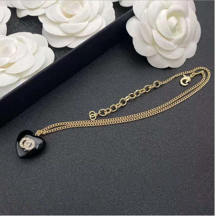 

Black peach heart resin diamond inlaid letter chain necklace, medieval, retro and fashionable atmosphere