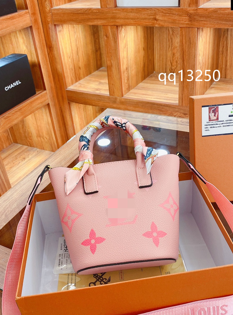 

Numbering M215311 Son-mother bag Three-color picture bag, silk scarf style, soft body, exquisite hardware, with box, original series