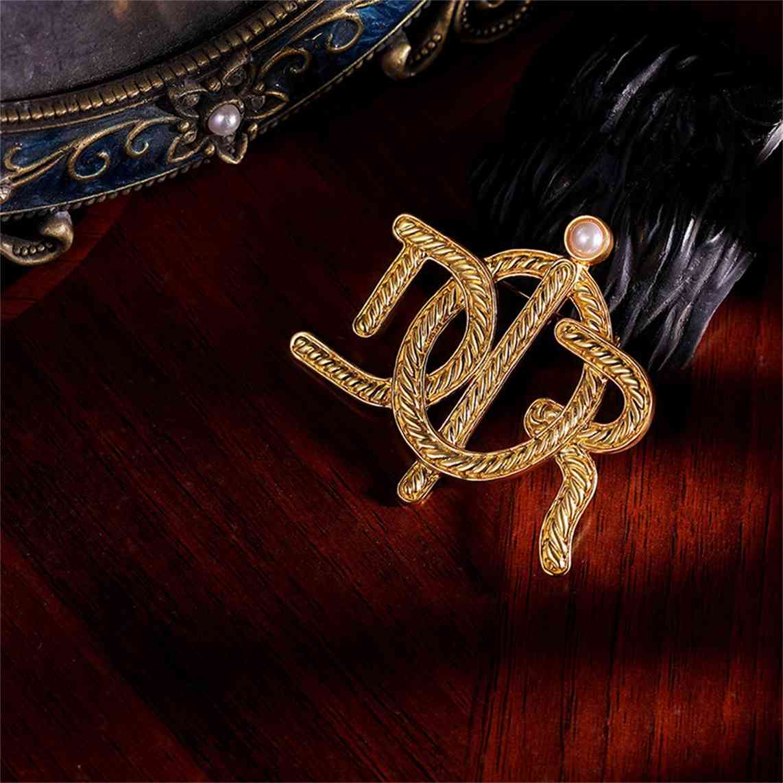 

Luxurious atmosphere letter pearl twist Brooch Vintage Jewelry badge pin versatile suitcv, Gray