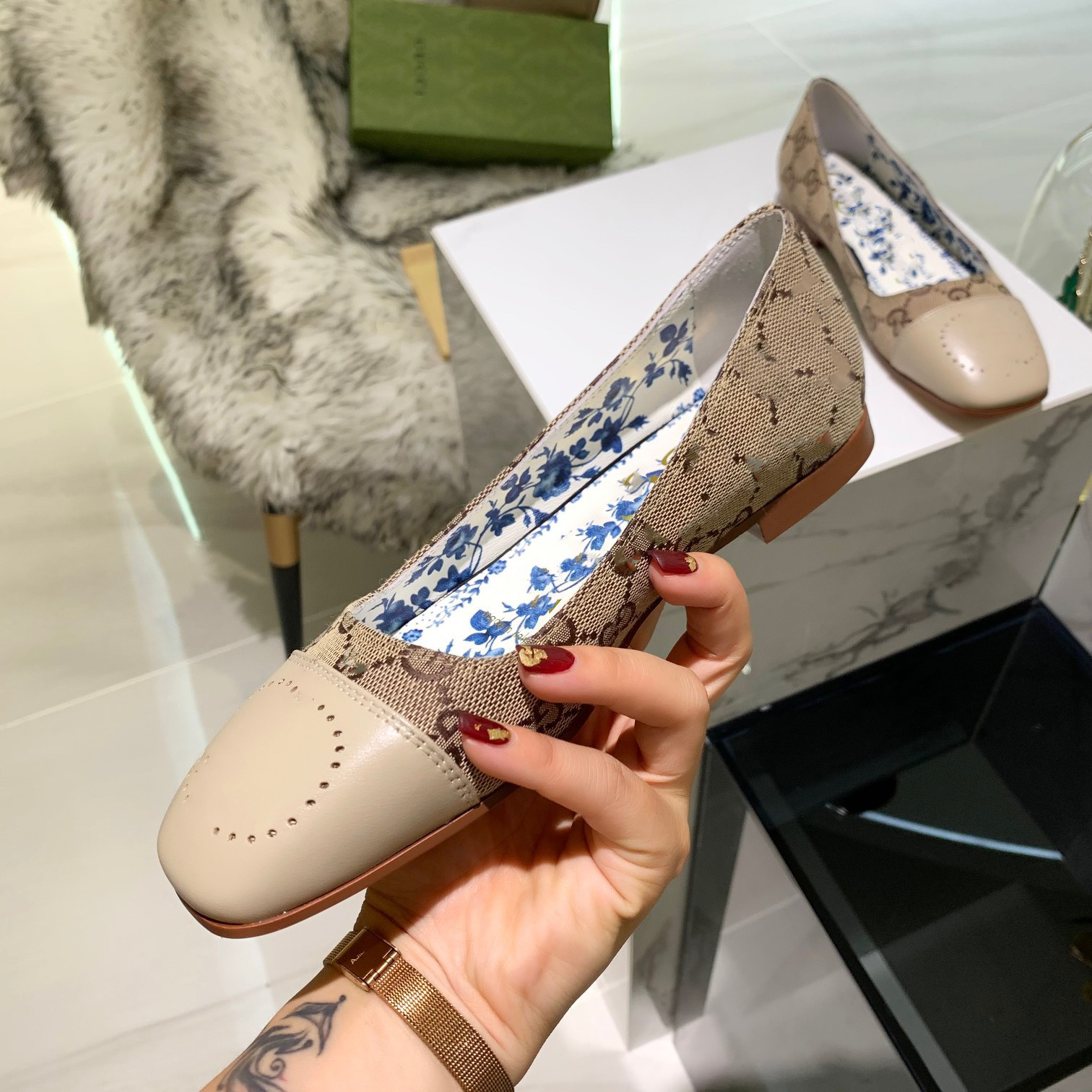 

Designer women's leather flat sandals embroidered loafer shoes carved single shoe with box and multiple colors