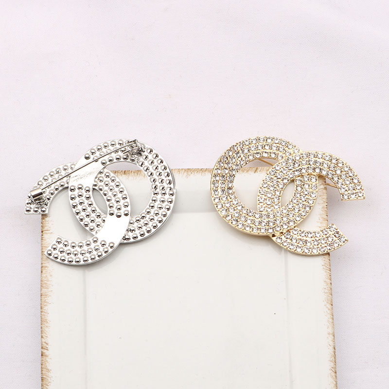 

Luxury Women Designer Brand Letter Brooches 18K Gold Plated Inlay Crystal Rhinestone Jewelry Brooch Charm Girl Pearl Pin Womens Marry Wedding Gifts Accessorie
