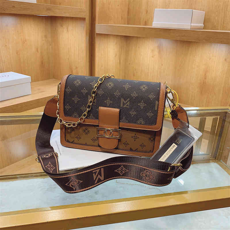 

2022 Factory Wholesale Women's fashion versatile casual shoulder portable messenger chain contrast color small square bag, Khaki