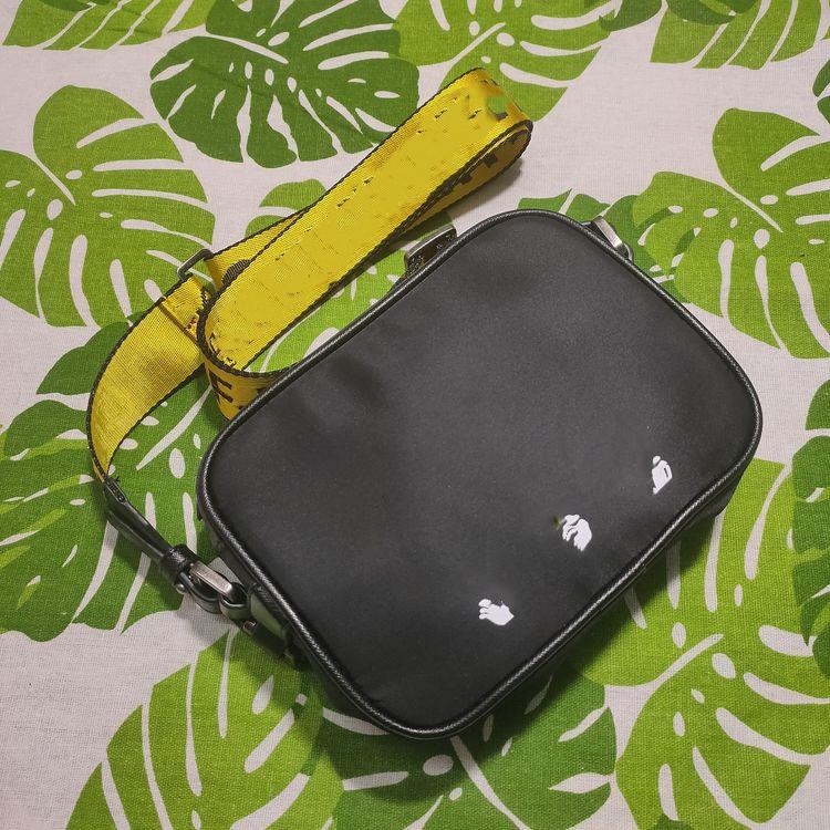 

Men Shoulder Bag Yellow strap Skateboard bag Chest Bags Anti-Theft Sling Pack USB Charge Port Satchel Canvas Sport Bags, Black