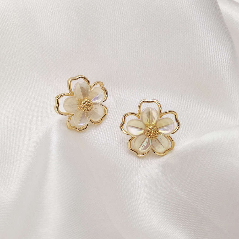 

earrings Simple and small flower summer, white shell earrgs women's year, pure silver needle Earrings, Golden