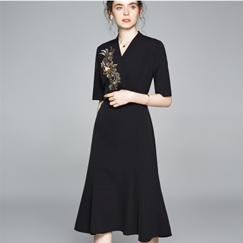 

Summer Vintage Embroidery Flowers Runway Dress Women Black V-neck Long Midi Party Mermaid Dresses 210525