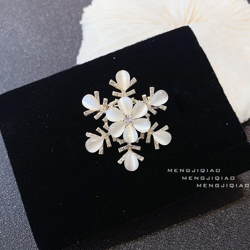 

Pins, Brooches 2021 Fashion Snowflake Shape Opal Rhinestone Brooch For Women Coat Shawl Clothing Collar Flower Pins Jewelry Accessories