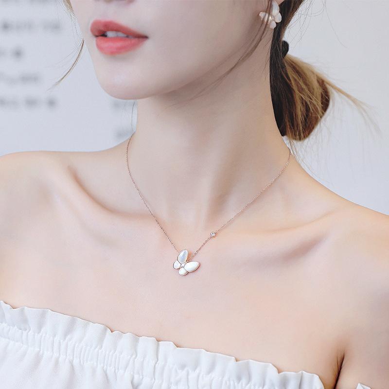 

Pendant Necklaces Silver Butterfly Necklace Shiny Zircon Ladies Elegant Clavicle Chain Wedding Jewelry Holiday Gift For Women