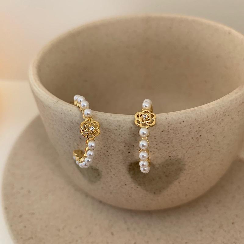 

Hoop & Huggie Classic Earings Fashion Jewelry 2021 Pearl Hollow Camellia Earrings Korean Accessories For Girl
