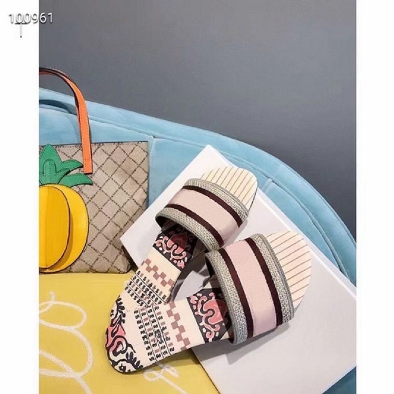 

Summer ladies' classic flat slippers fashionable, novel simple. the atmosphere is red, black, pink and blue.