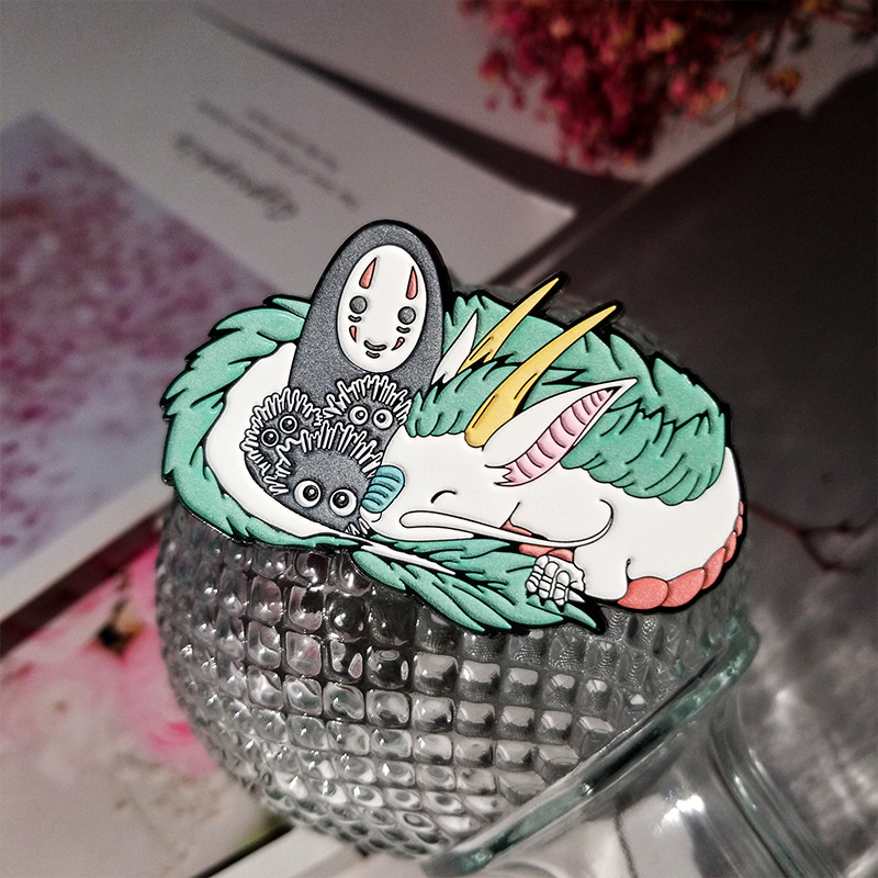 

Luminous Oil Painting No Face Brooches Cartoon White Dragon Coal Collar Pins Unisex Alloy Animal Enamel Backpack Clothing Badge Accessories