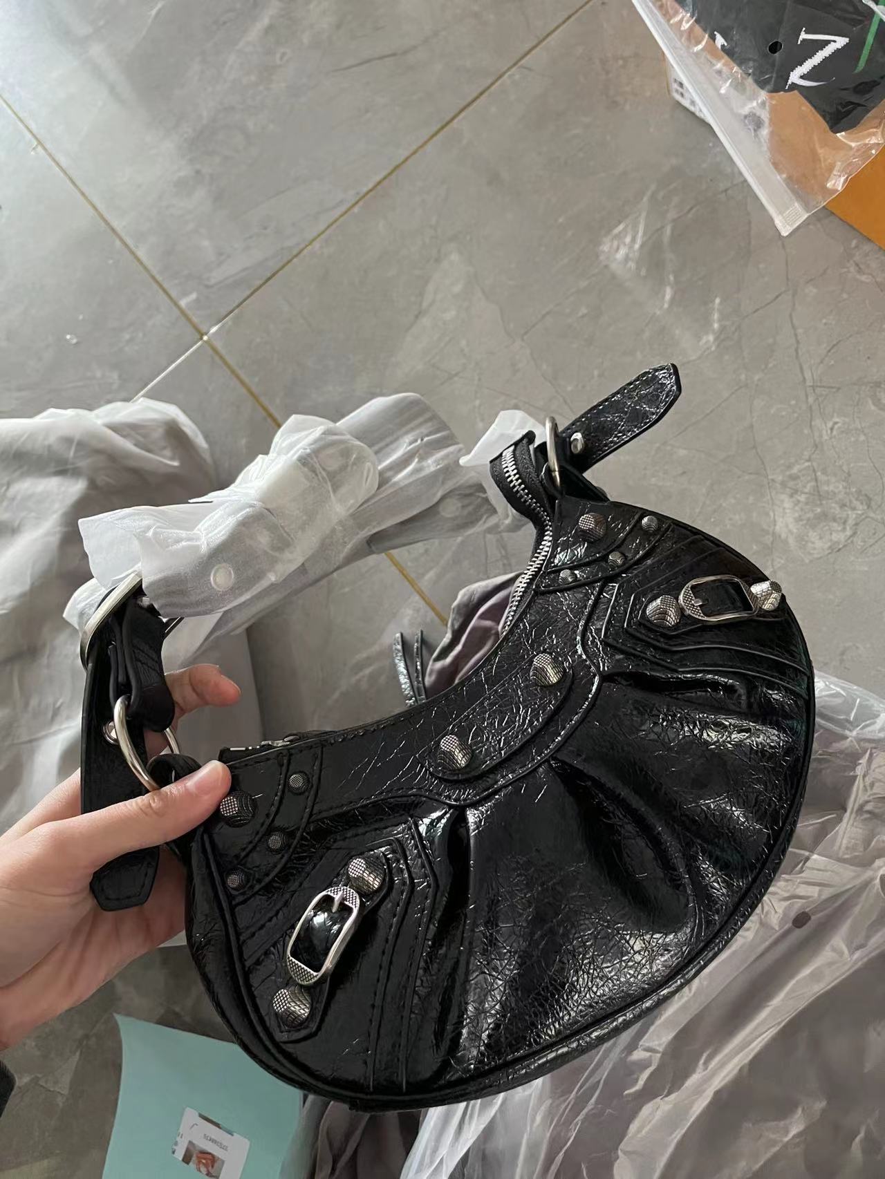 

2022 cool ladies handbag classic motorcycle bag Element Design rivet high quality leather half crescent Le Cagole saddle one shoulder oblique sho, 26cm