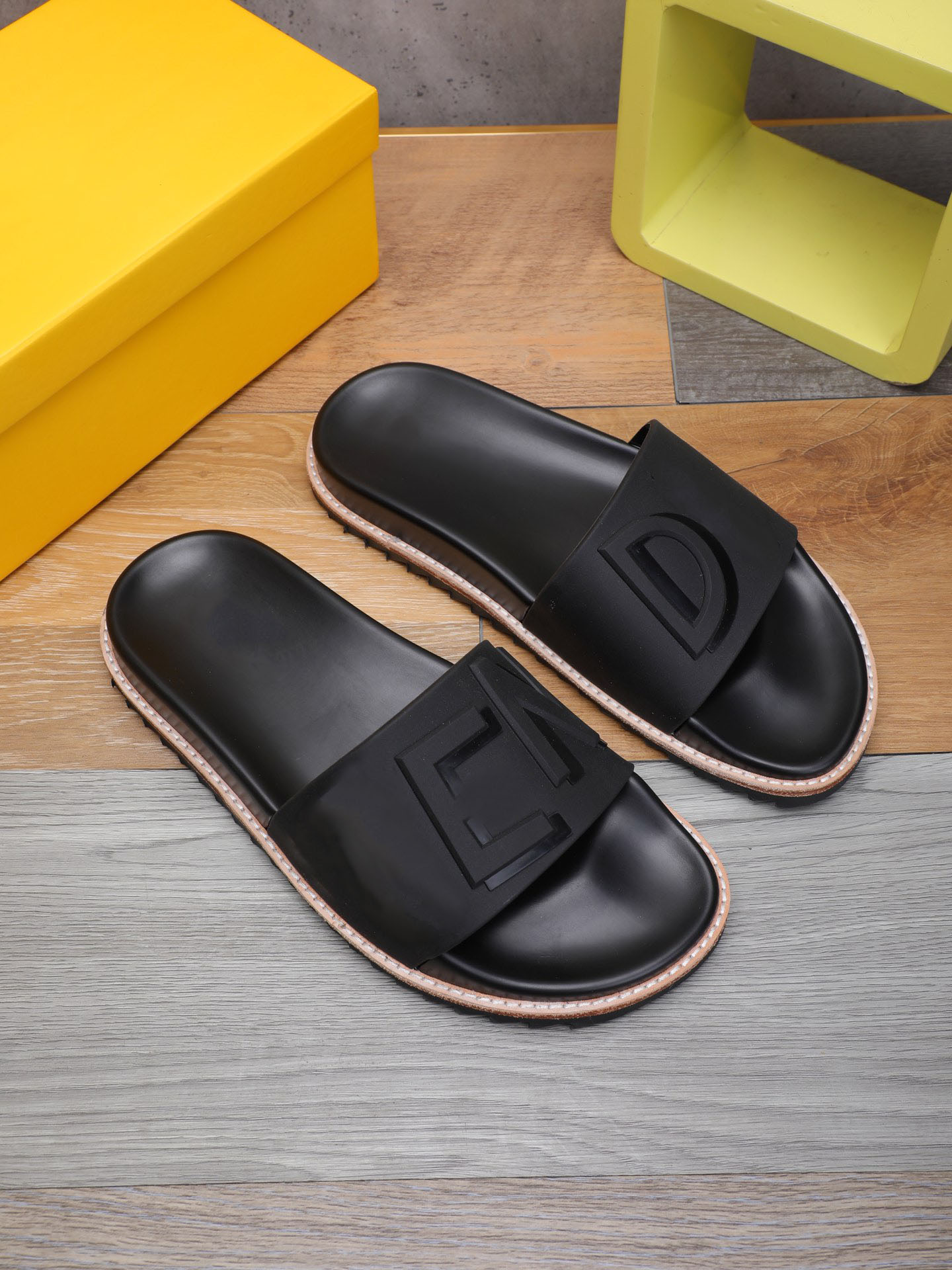 

Top flops Men Classics Sandals Shoes Slide Summer Fashion Wide Flat Slippery genuine leather Letter flip-flop Sandal Slipper beach shoe big