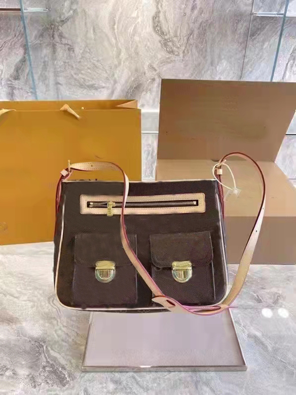 

Shoulder messenger vintage bag V old flower Takashi Murakami limited Vivian female net celebrity hipster must-have With folding and airplane box size30*21, This supplement will not be shipped