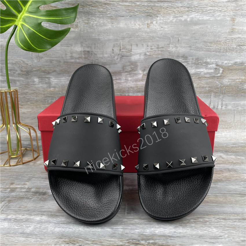 

2021 Fashion Women Slippers Rhinestone Black Sandals Ladies Wedding Sexy Leather Slipper Trendy Rivet Stud Slides Mens Casual Flat Spikes Party Shoes