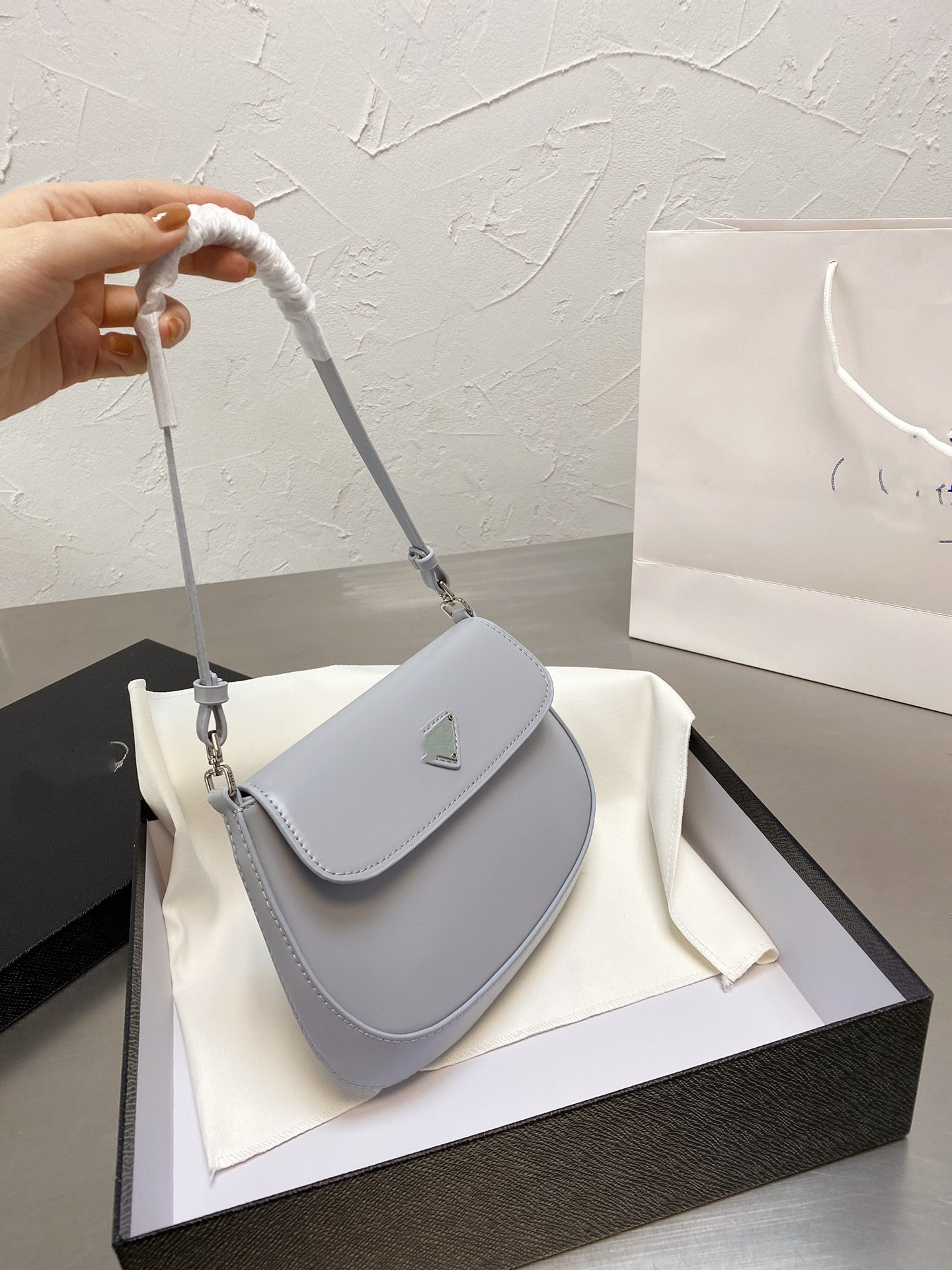 

Luxurys Designers Bags Timeless Classic Patent Leather Armpit Stylish and Lightweight A must-have Shoulder Bag for Hipsters