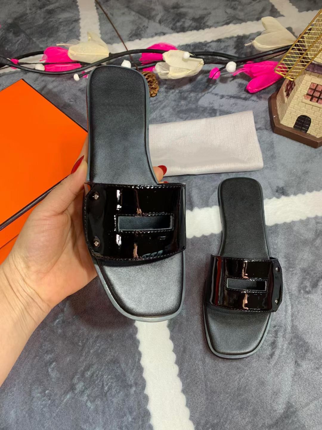 

Fashion Paris Womens Beautiful Scuffs Shoes Summer Beach Slides Girls Flat Slippers Ladies Flip Flops Loafers with h kjhJJ001