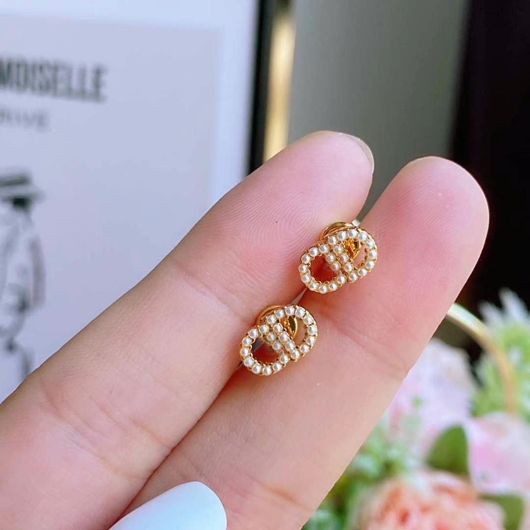 

Alloy backs gold letter studs Earrings inlaid with pearl fashion gift for ladies have original packaging, Golden;silver