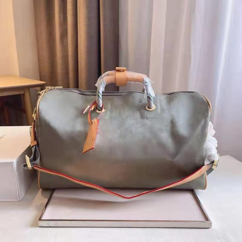 

Designers design high quality brand travel bags. Laser fabric. Size: 47 cm., Grey