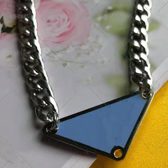 

Pendant Necklaces Luxury Design Pendant Necklaces Fashion for Man Woman Inverted Triangle Letter Designers Jewelry Trendy Personality Clavicle Chain T2302034