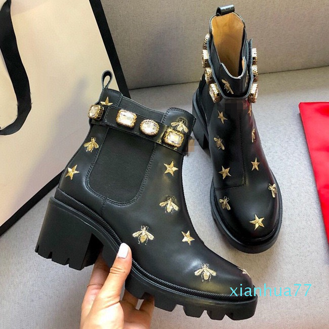 

2021 Womens Designer Ankle Boots High Heels Desert Boot Flamingos Love Arrow 100% Real Leather lady luxury classic bee Non-Slip Winter 3012, Black diamond
