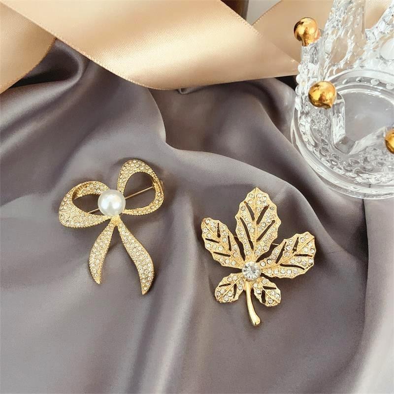 

Pins, Brooches HOSENG Bow Leaf Pearl Simple Brooch Gold Rhinestone Elegant Luxury Jewelry Accessories Gift HS_846