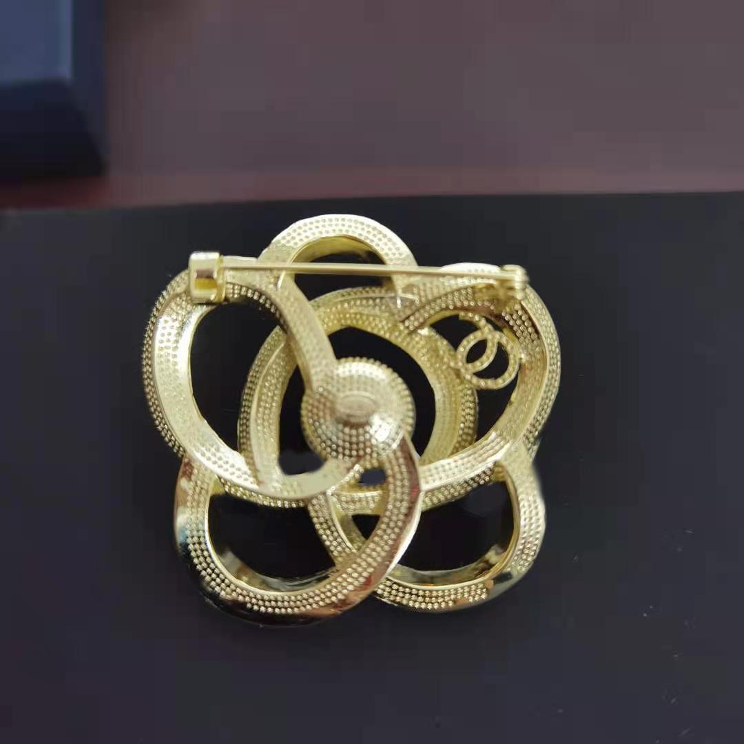 

Xiangjia / Korean fashion hollow rose pearl brooch with diamond Camellia pin,k