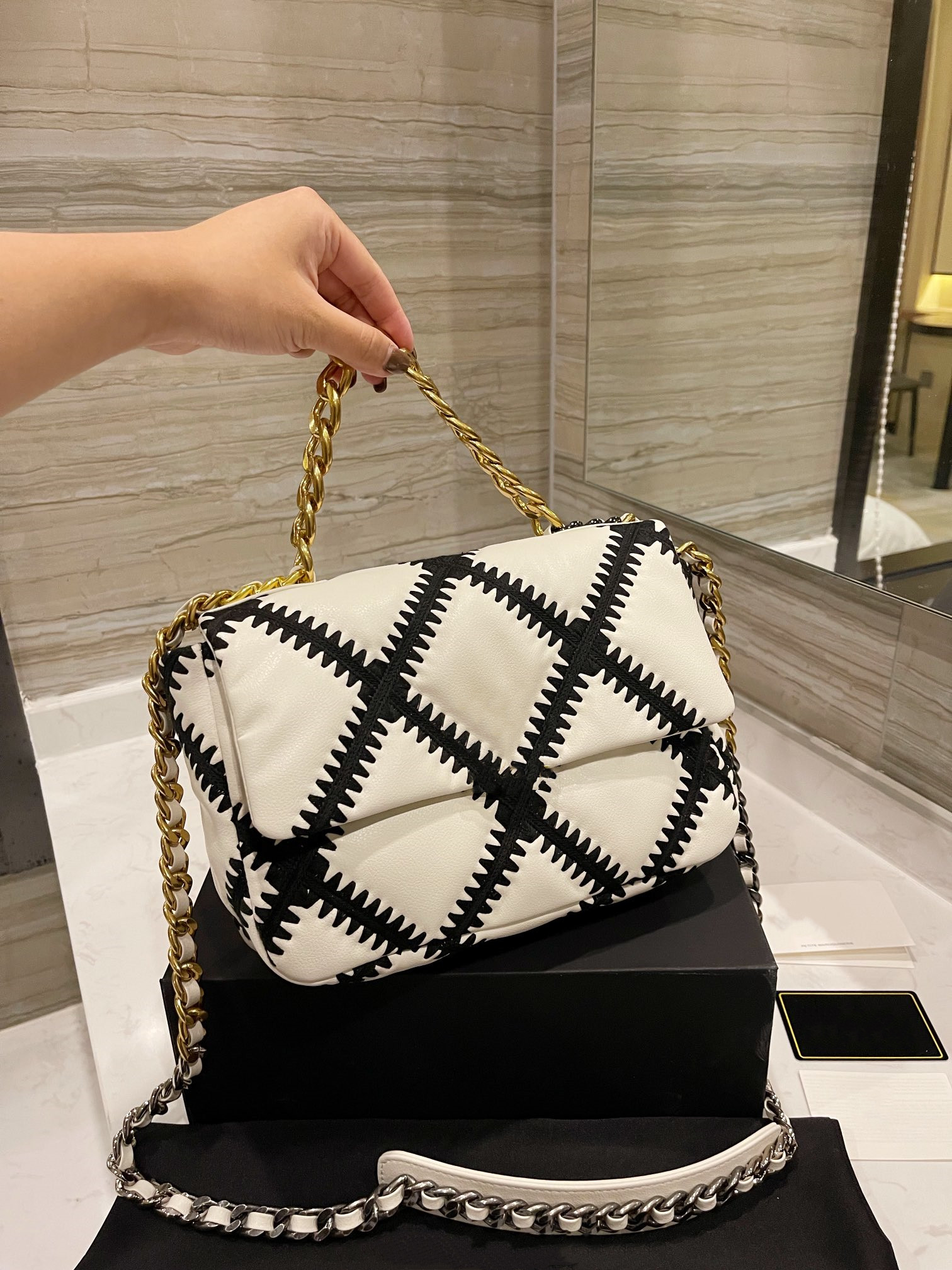 

Black and white luxury custom window design classic style bags Along the whole bag looks more fleeciness feeling High-end designer