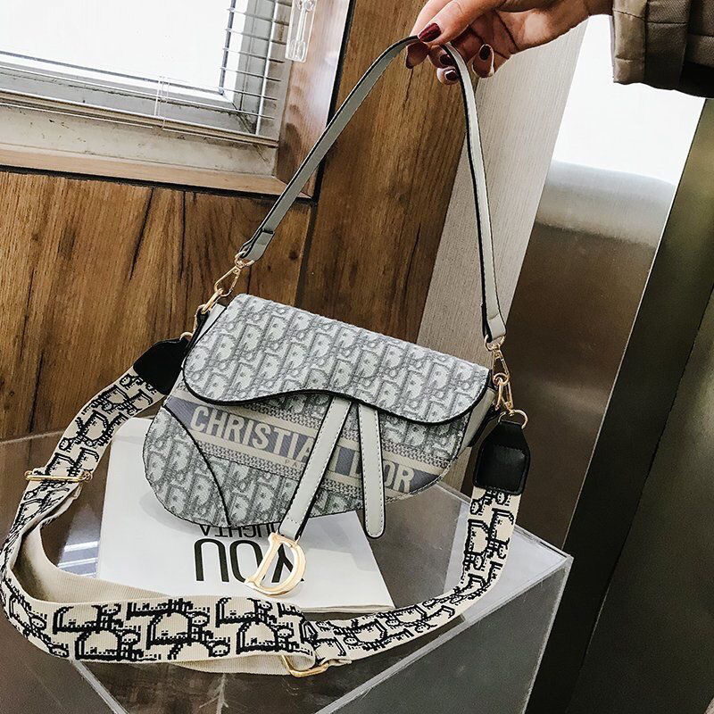 

Japanese and Korean fashionable D-shape saddle versatile large capacity wide strap portable single shoulder Crossbody bag for