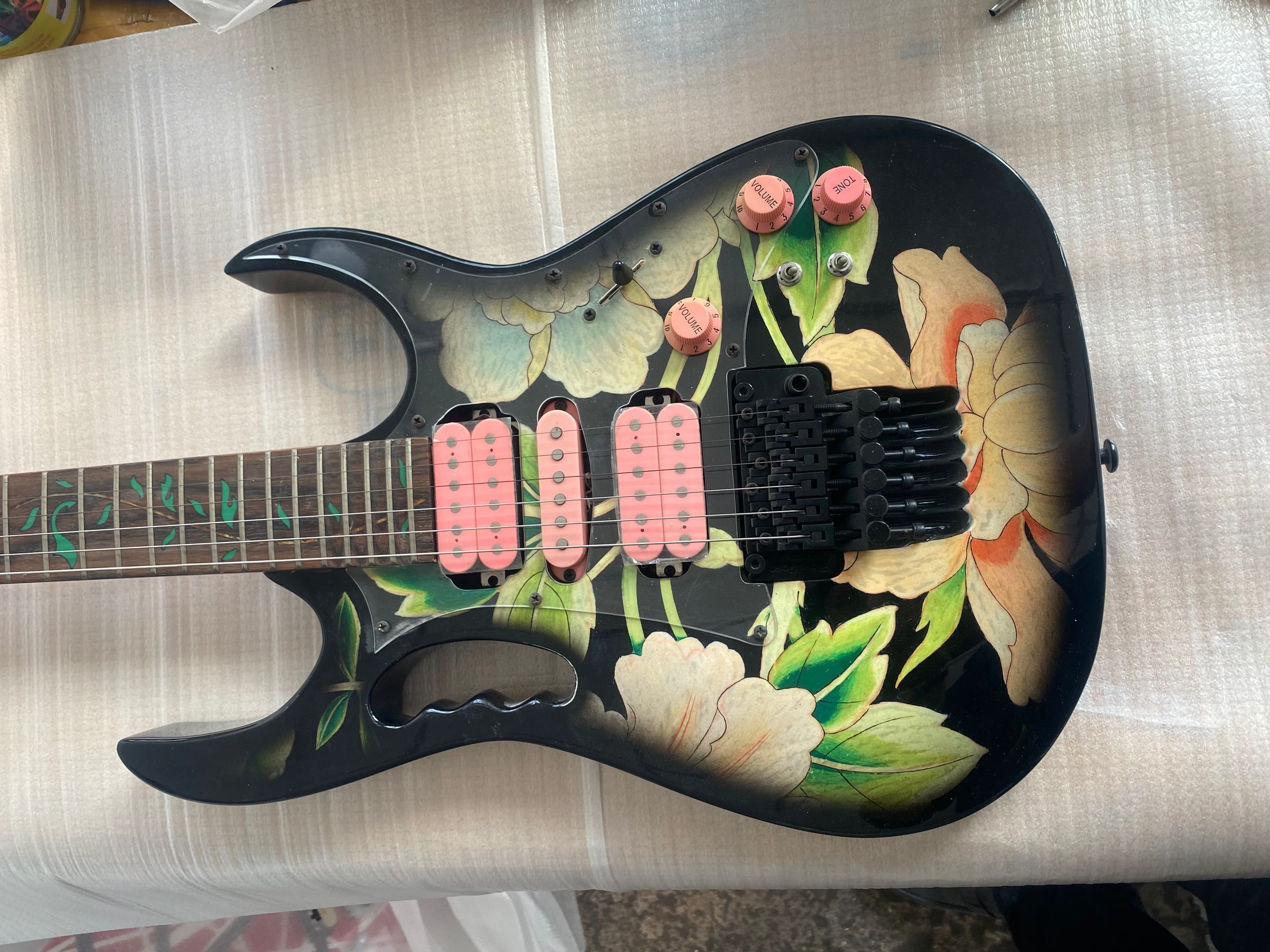 

Rare JEM77 BFP3 Flower Pattern Steve Vai 7V Electric Guitar Special Electronics,Tree of Life inlay, Floyd Rose Tremolo, Locking Nut, Black Hardware, Pink Pickups