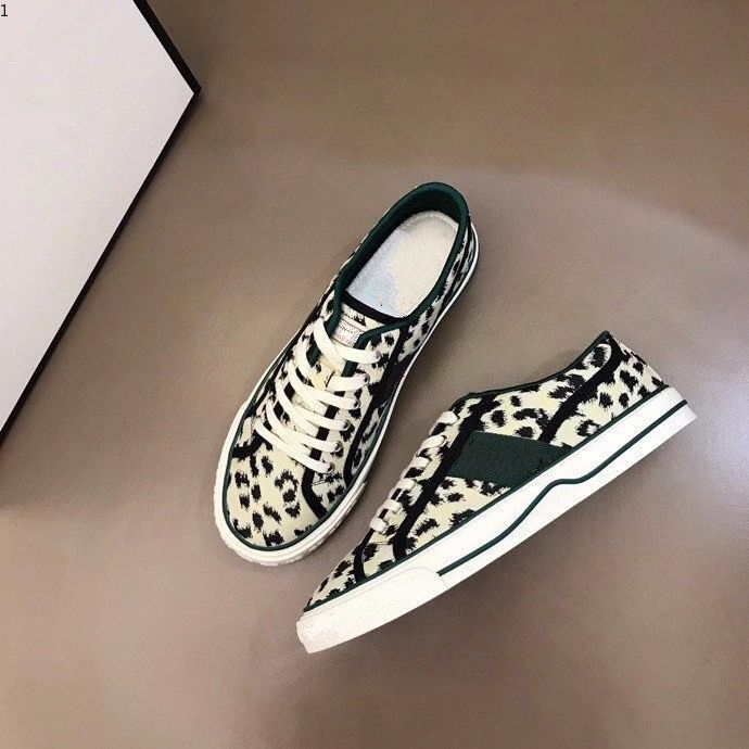 

The latest model of men sports shoes Designer designs men shoes Matching colors, Outdoor leisure travel ssneakers 38-44 RD058